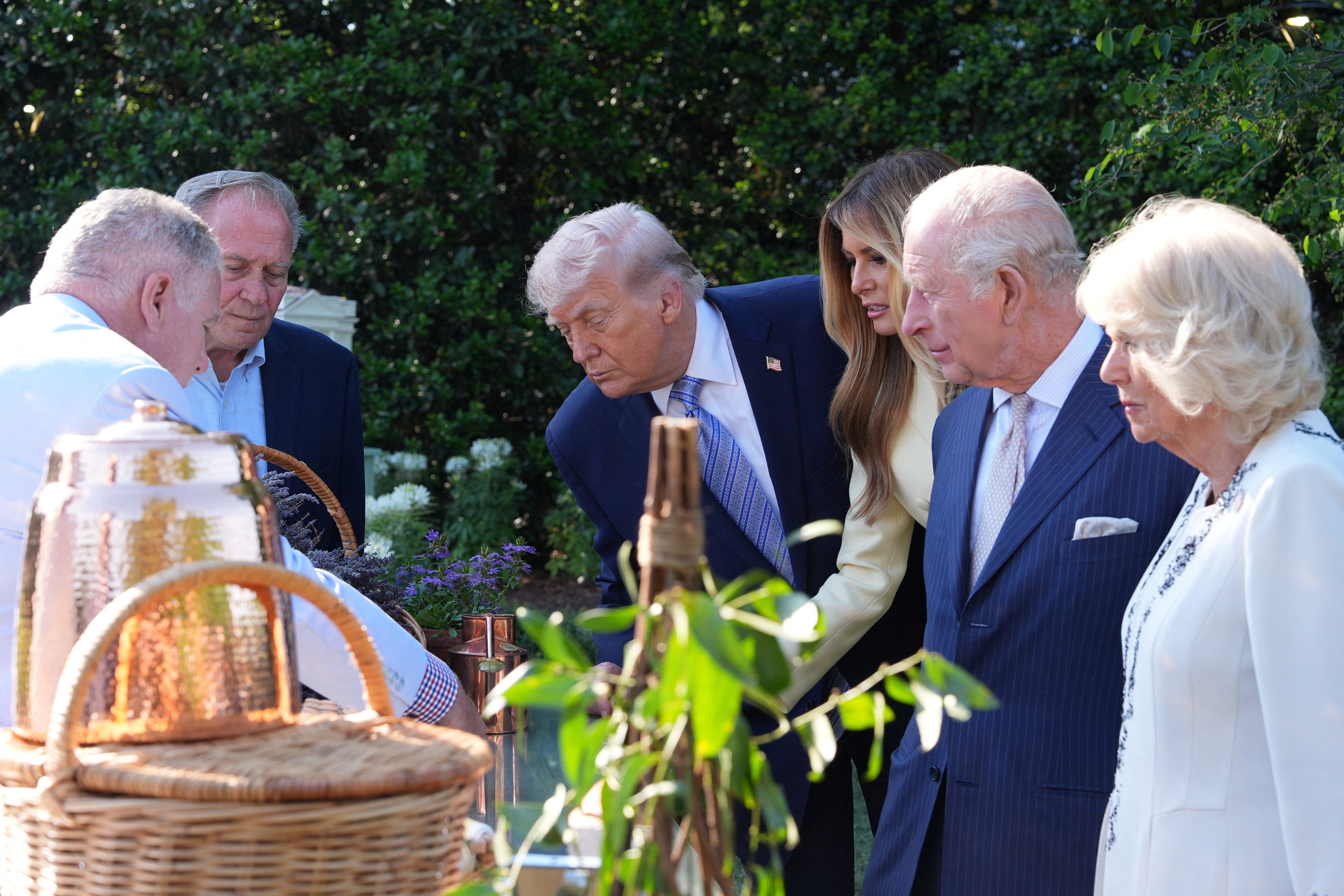 Ong Trump don Vua Charles III, mo man ngoai giao mem hinh anh