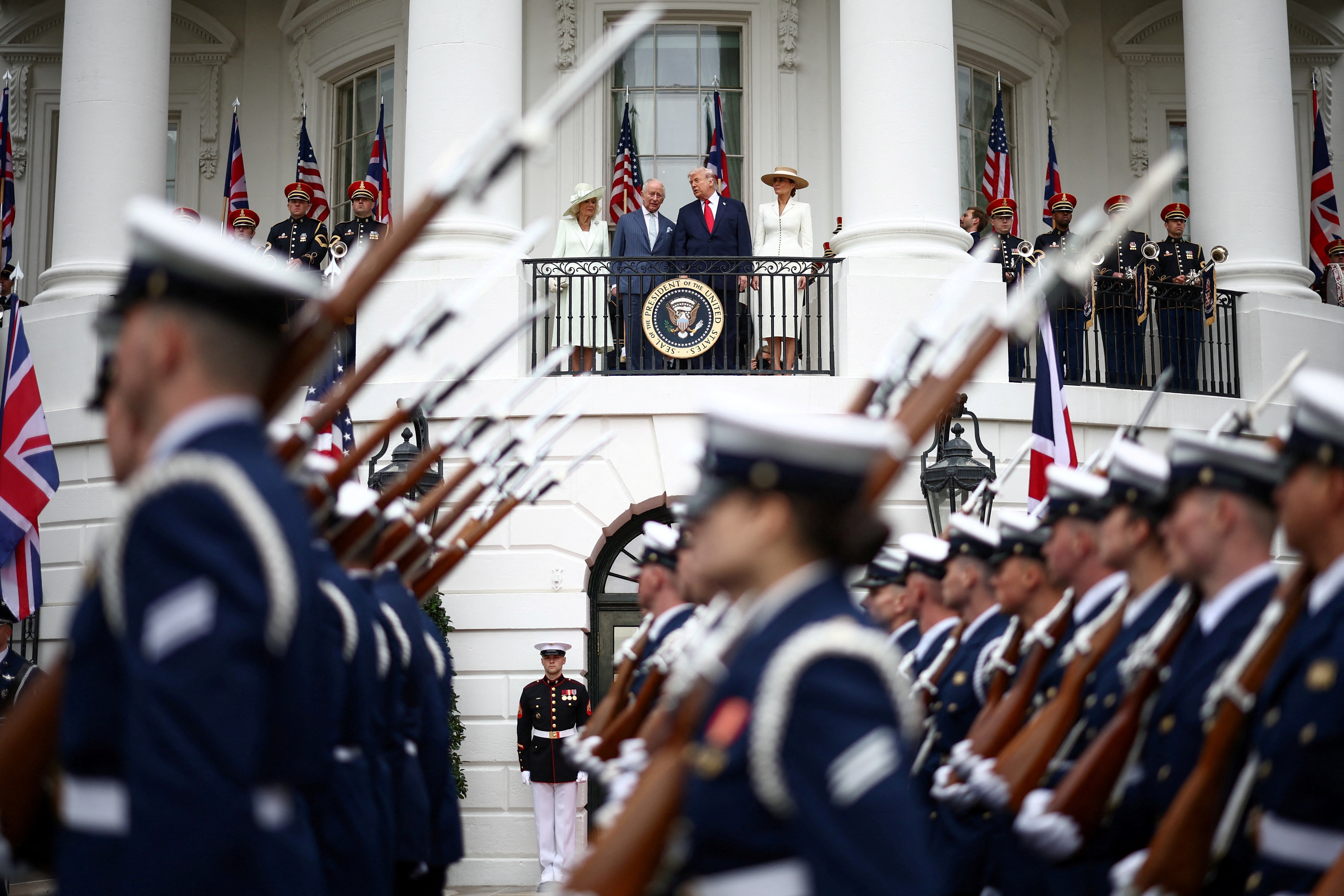 Ong Trump va Vua Charles III du le duyet binh lich su tai Nha Trang hinh anh