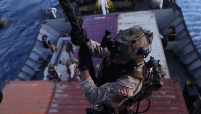 Thuy quan luc chien My do bo tau nghi huong toi Iran hinh anh