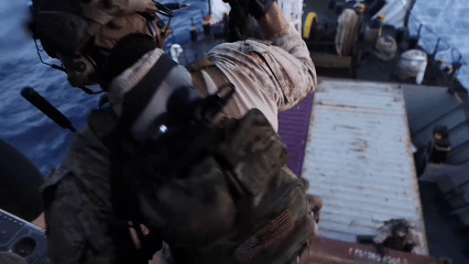 Thuy quan luc chien My du day tu truc thang, do bo tau gan Iran hinh anh