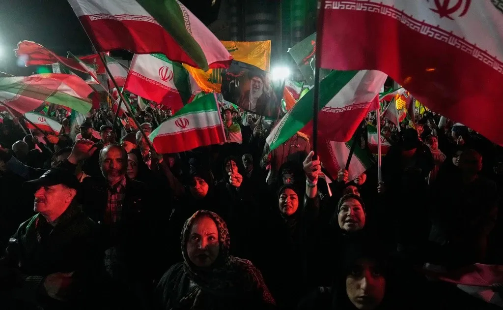 Nghe thuat 'chot deal' cua TT Trump va phai 'ngoai giao det tham' Iran hinh anh