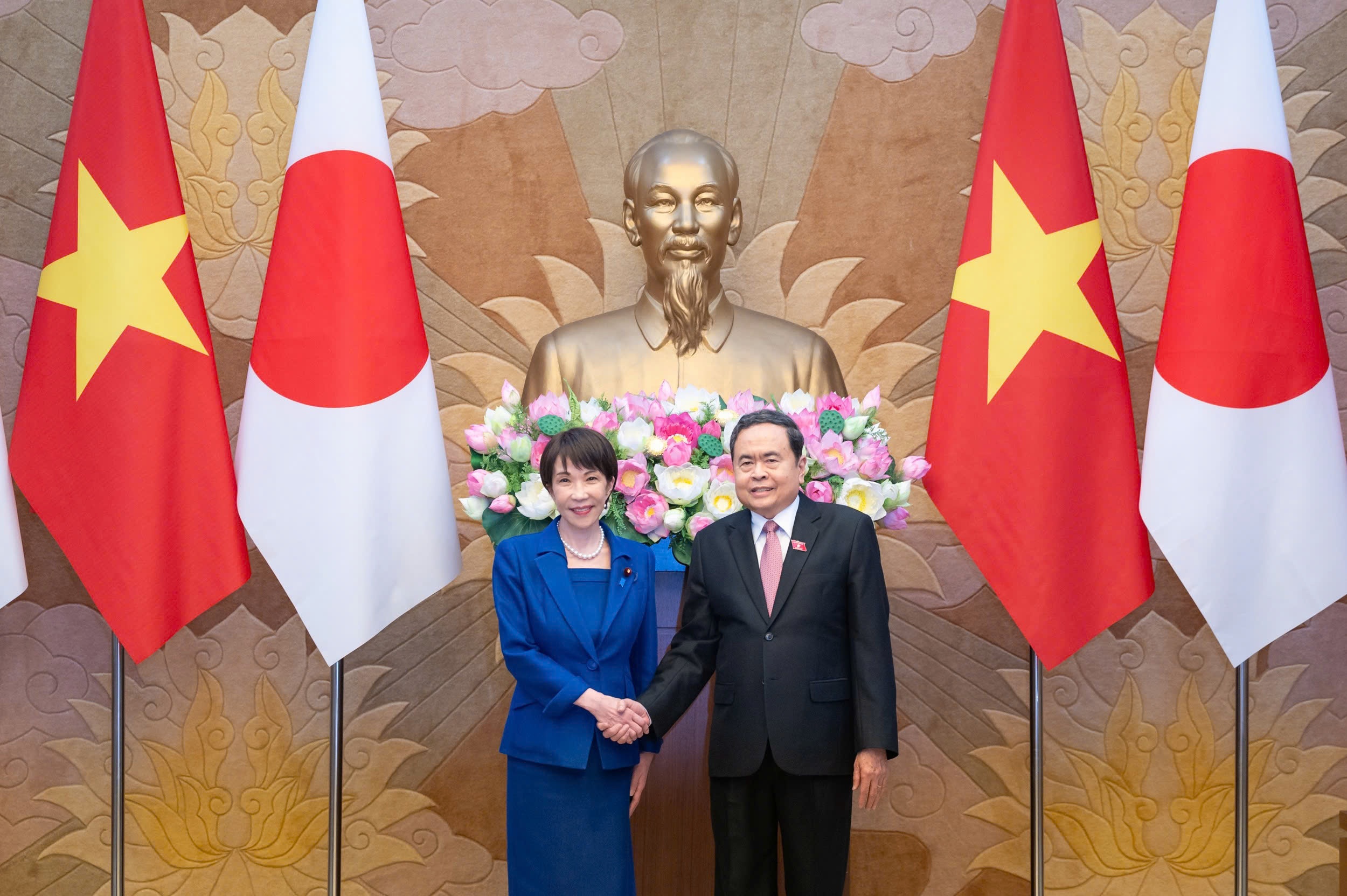 Chu tich Quoc hoi Tran Thanh Man hoi kien Thu tuong Nhat Ban hinh anh