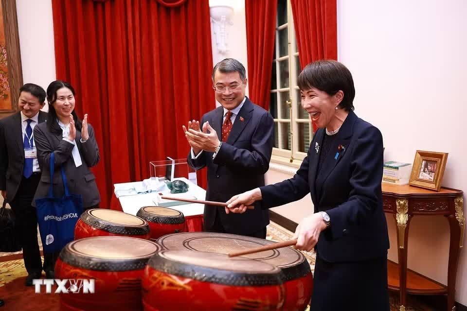 Thu tuong Nhat Ban trai nghiem danh trong truyen thong Viet Nam hinh anh
