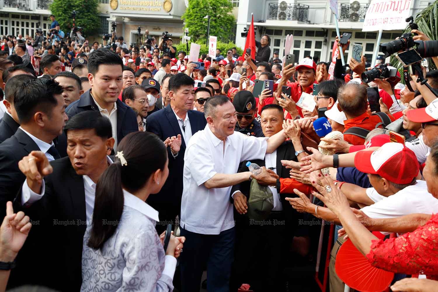Ong Thaksin ra tu hinh anh