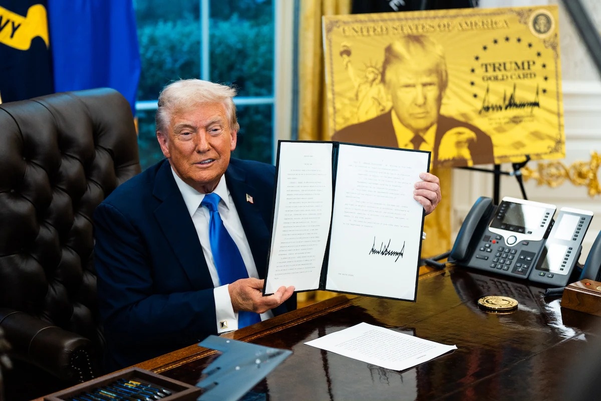 Moi cap cho 1 nguoi, visa vang cua ong Trump lai vuong tiep nghi ngo hinh anh