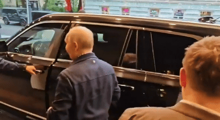 Tong thong Putin tu lai xe boc thep don co giao cu vao Dien Kremlin hinh anh
