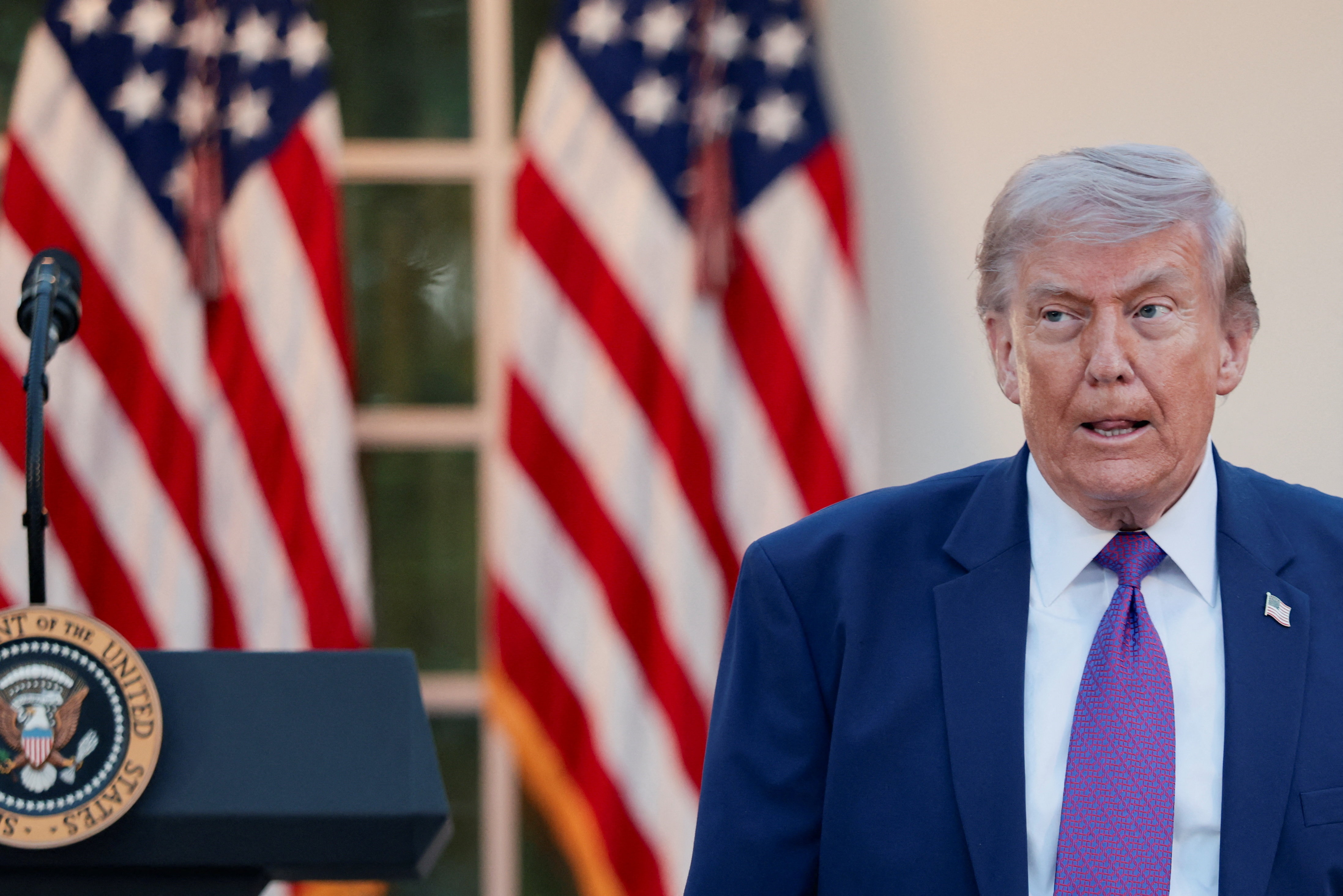 Ong Trump tinh phuong an quan su voi Iran, gia dau tang hinh anh