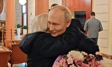 Ong Putin tu lai xe boc thep don co giao cu vao Dien Kremlin hinh anh