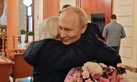 Ong Putin tu lai xe boc thep don co giao cu vao Dien Kremlin hinh anh