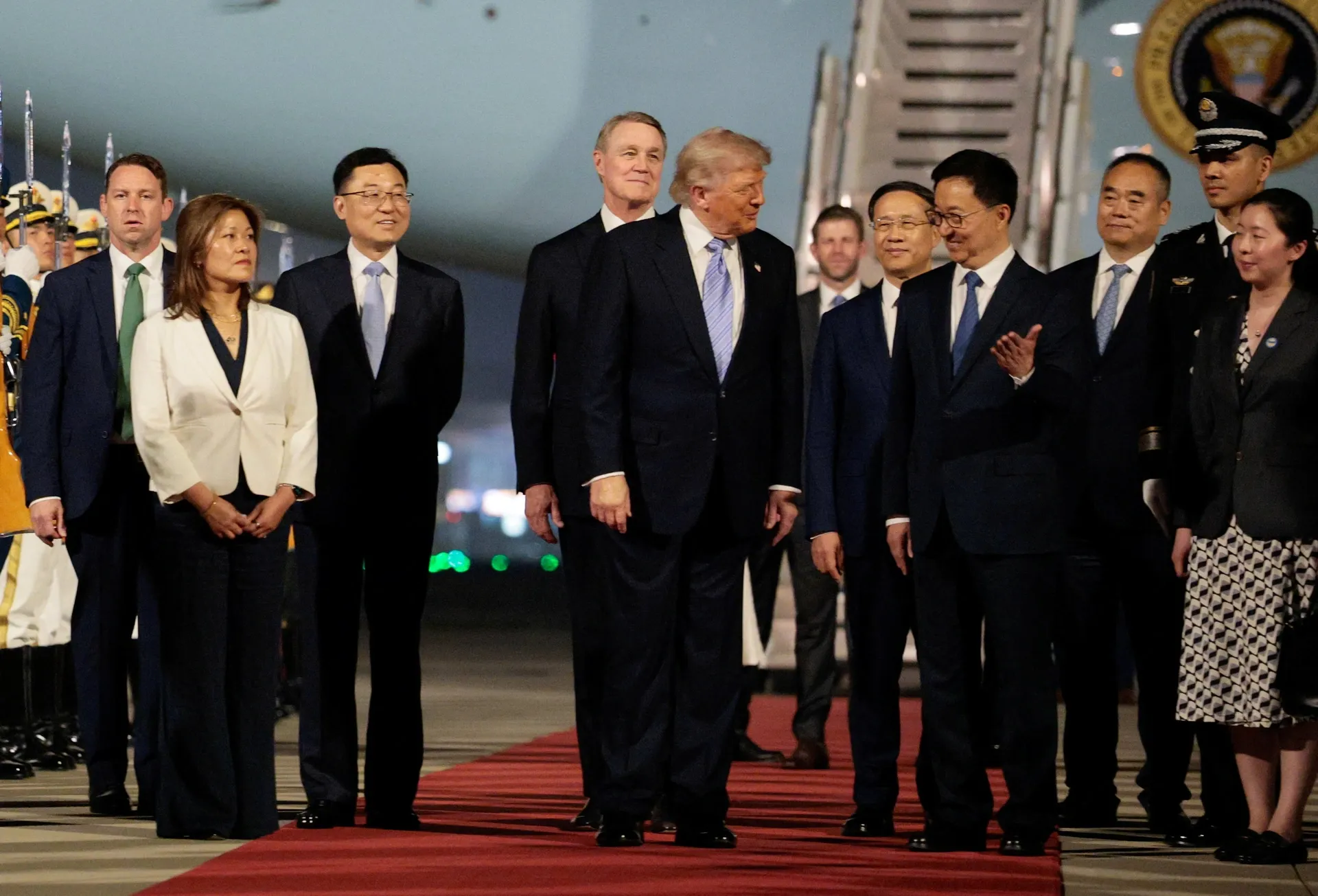 Man don ong Trump o san bay cua Trung Quoc gui thong diep gi? hinh anh