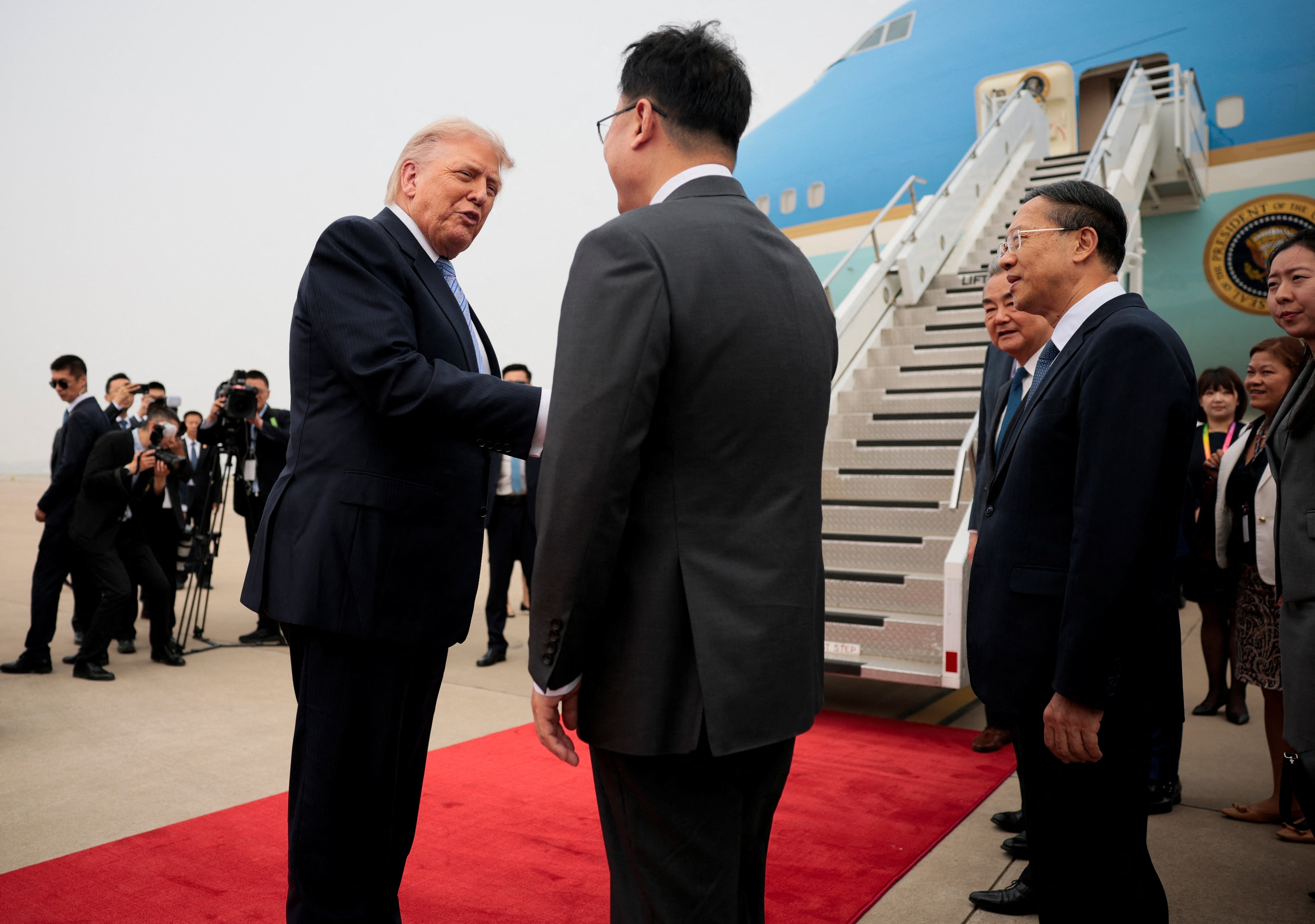 Ong Trump len Khong luc Mot roi Bac Kinh hinh anh