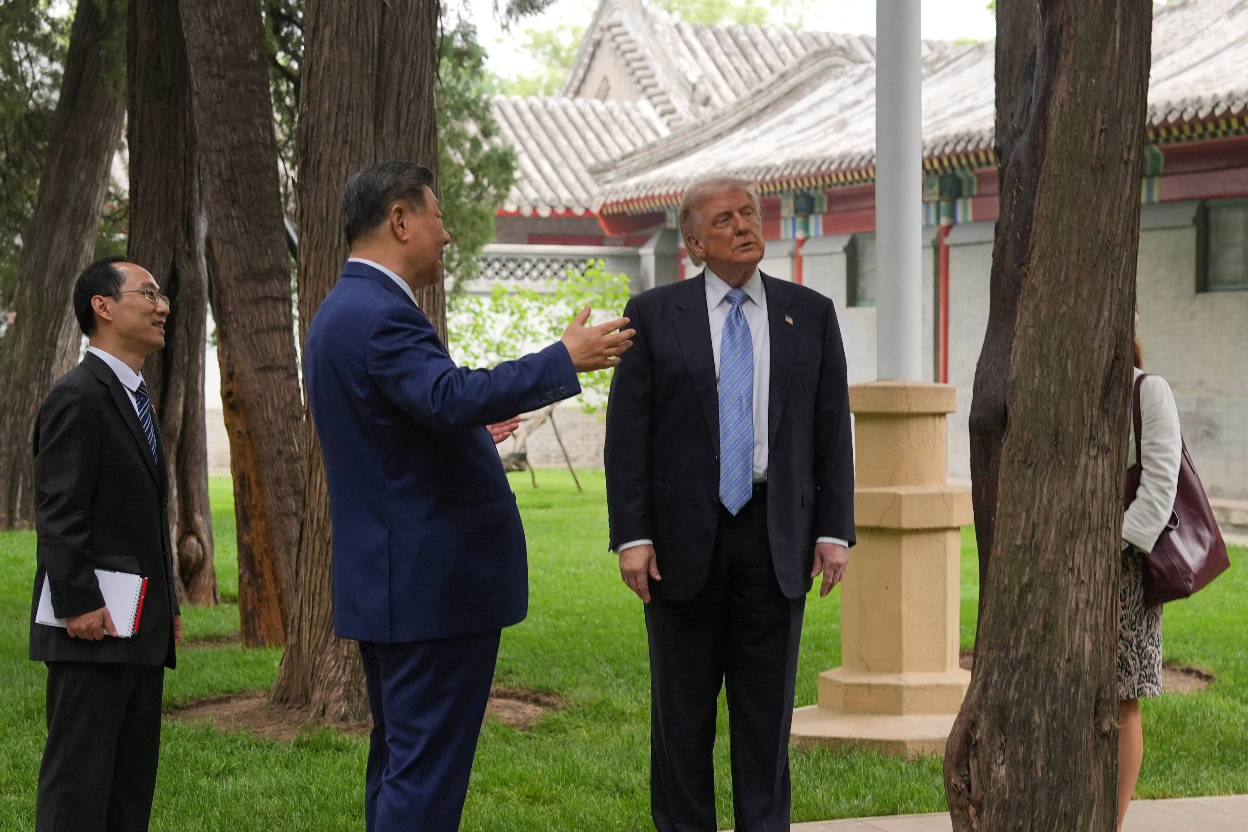 TT Trump dao vuon cung Chu tich Tap Can Binh trong Trung Nam Hai hinh anh