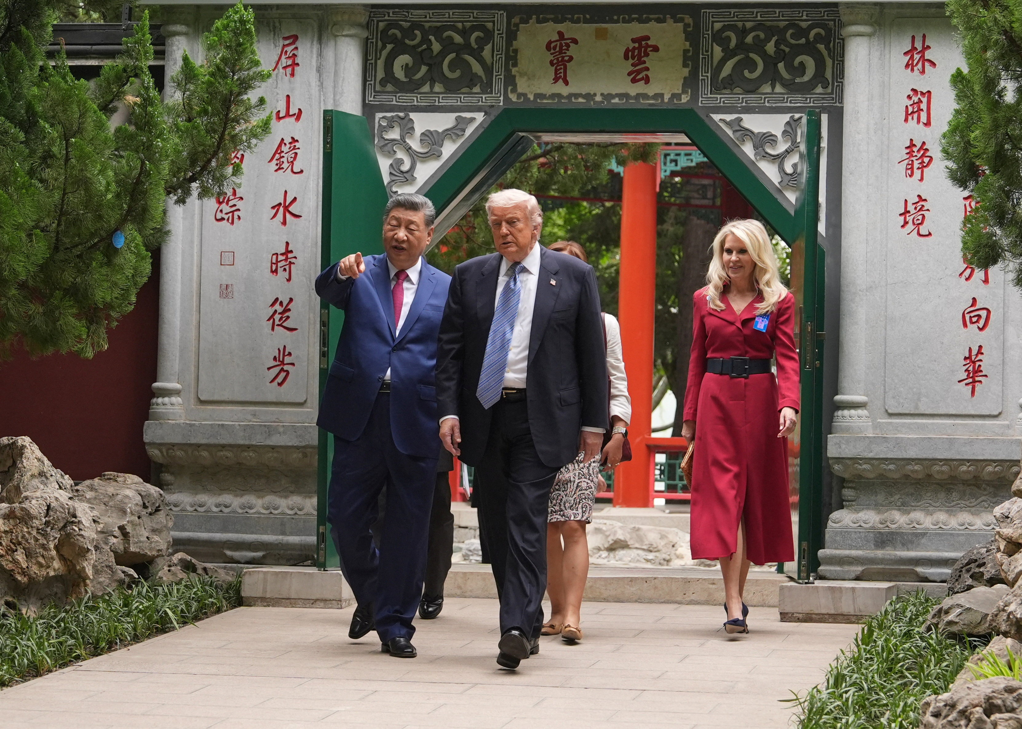 Ong Trump va ong Tap dao vuon hong, du tiec tra tai Trung Nam Hai hinh anh