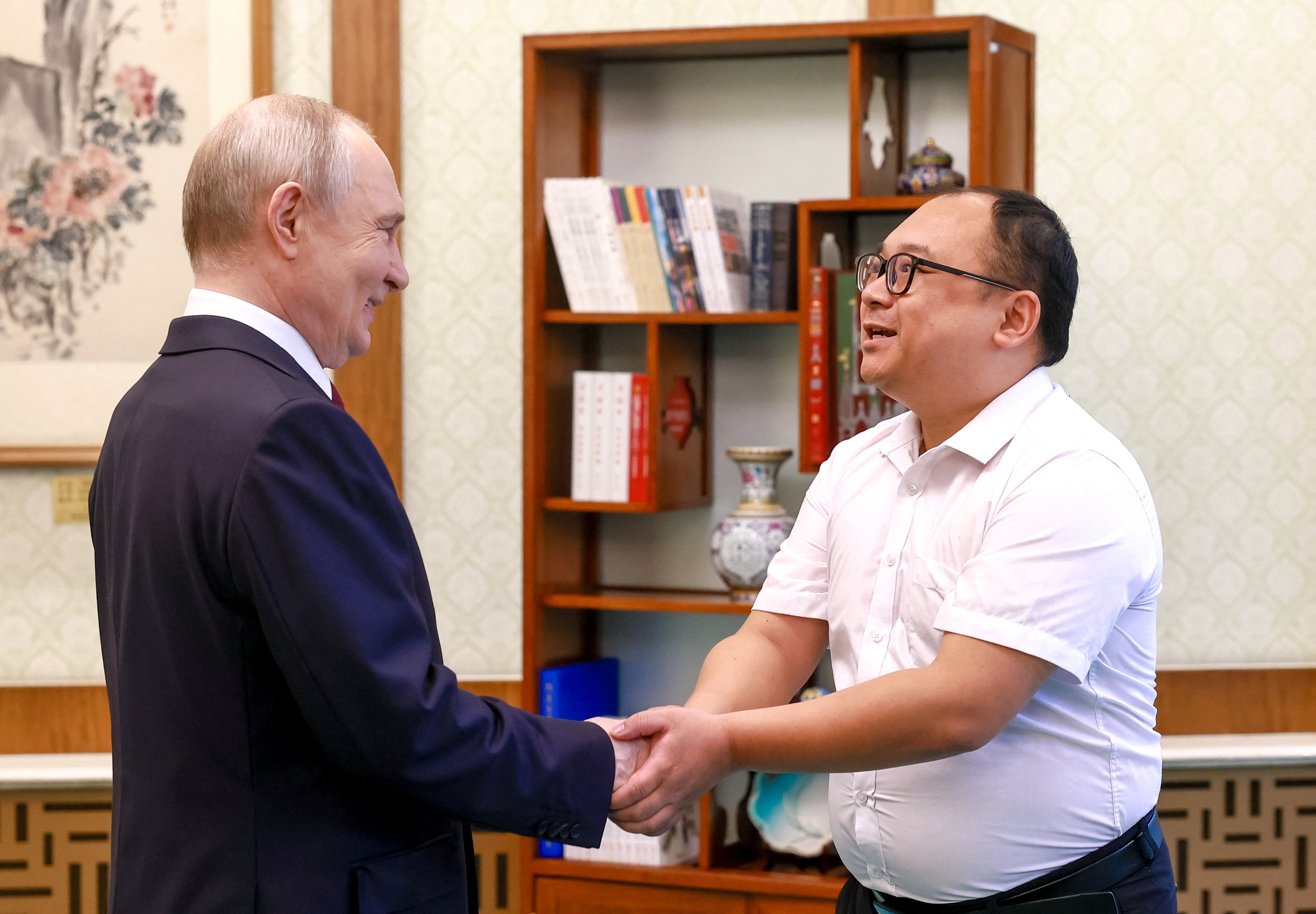 Ong Putin hoi ngo 'cau be' chup anh 26 nam truoc o Bac Kinh hinh anh