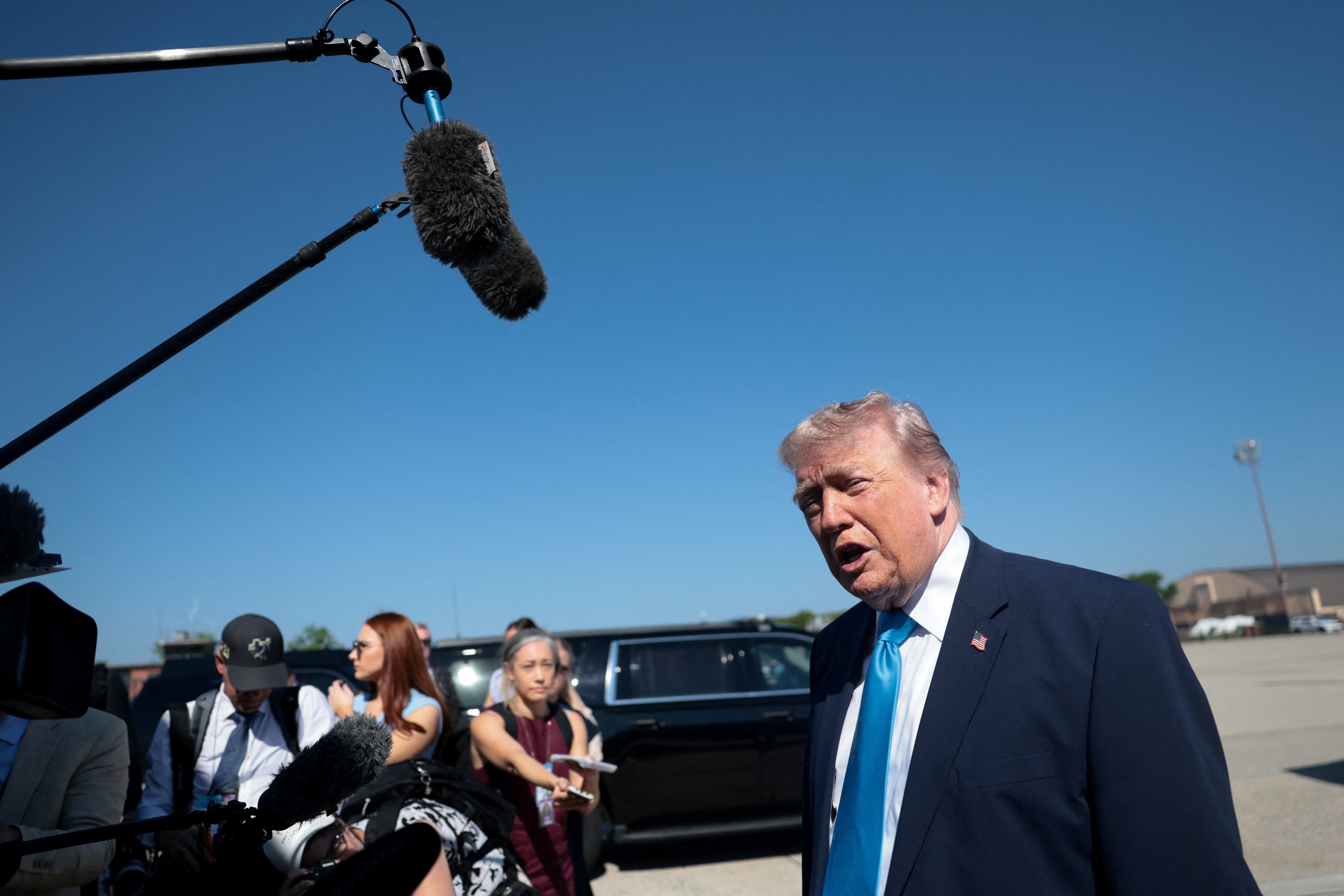Ong Trump canh bao Iran dang o 'ranh gioi cuc ky nguy hiem' hinh anh