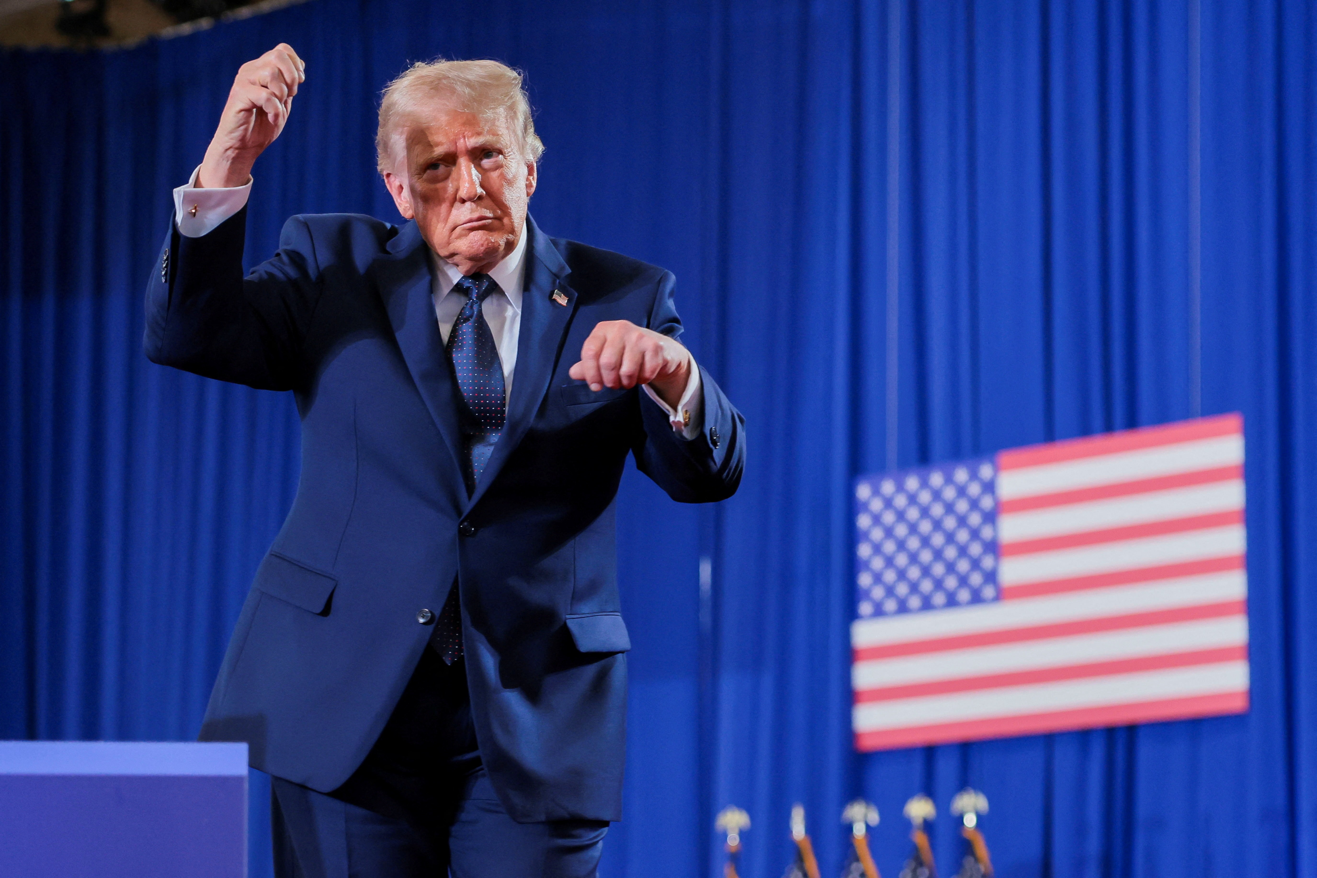 Ong Trump dang anh bom duoi chien dau co kem thong diep an y hinh anh