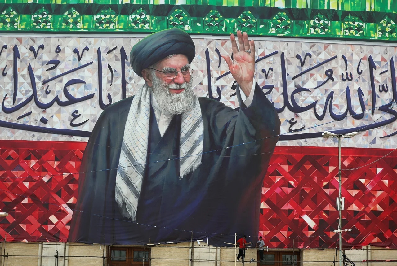 Iran to chuc quoc tang 'lon chua tung co' tien biet Lanh tu Khamenei hinh anh