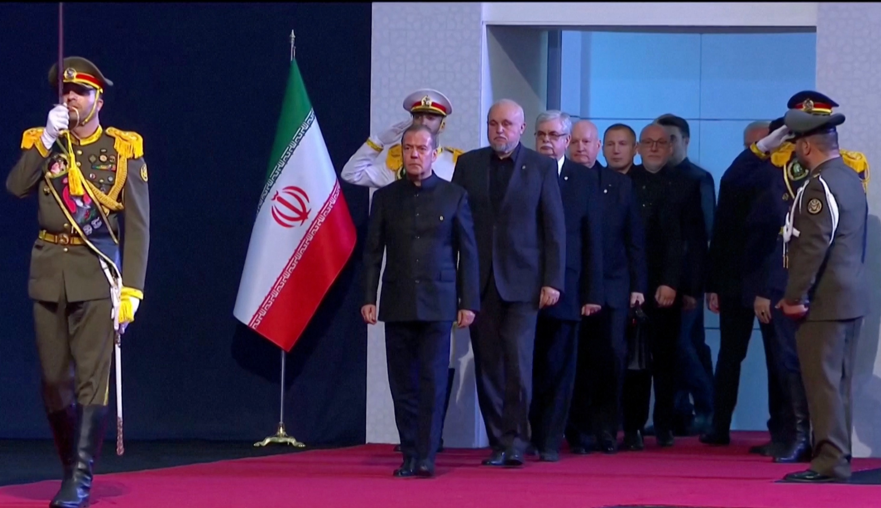 Medvedev dan dau phai doan Nga tien biet Lanh tu Iran Khamenei hinh anh