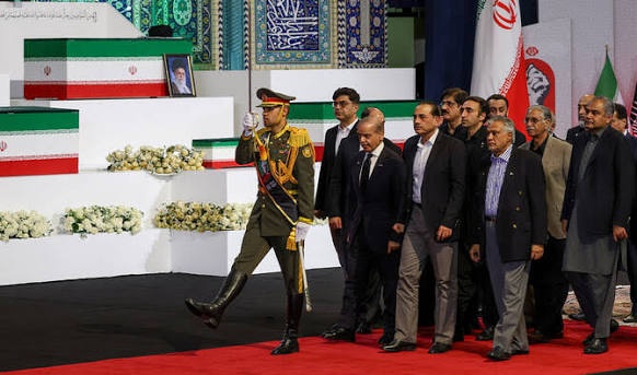 Thu tuong Pakistan va lanh dao cac nuoc du le tien biet Lanh tu Iran hinh anh