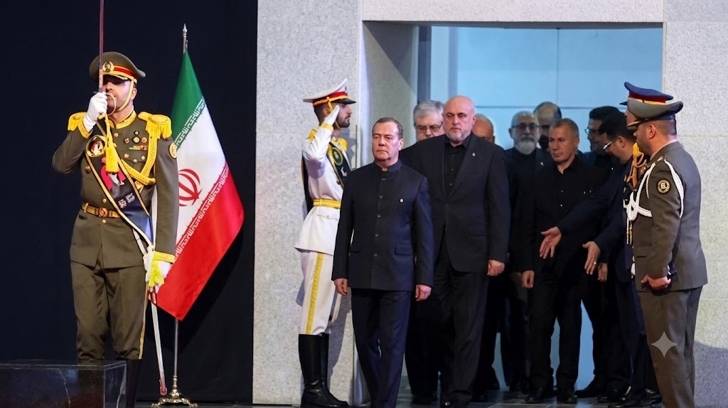 Ong Medvedev dan dau phai doan Nga tien biet Lanh tu Iran Khamenei hinh anh