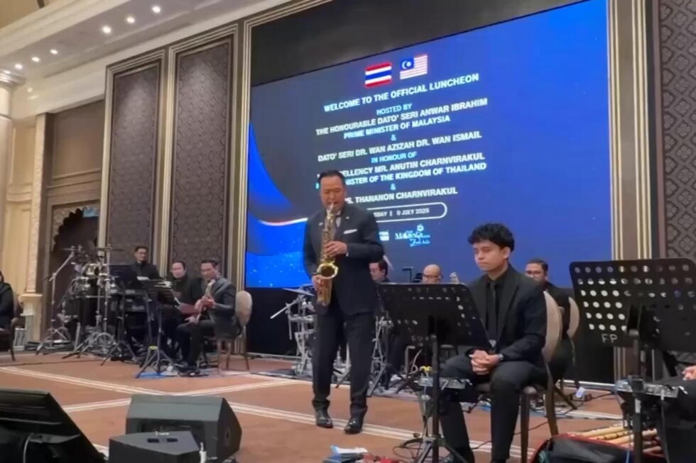Thu tuong Thai Lan thoi saxophone, song ca cung lanh dao Malaysia hinh anh