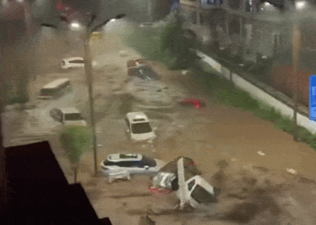Ôtô bị cuốn trôi, bão Bavi biến phố Hà Bắc, Liêu Ninh thành sông