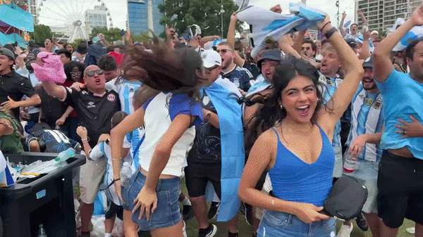 Argentina vỡ òa khi Messi và đồng đội lại tạo nên phép màu