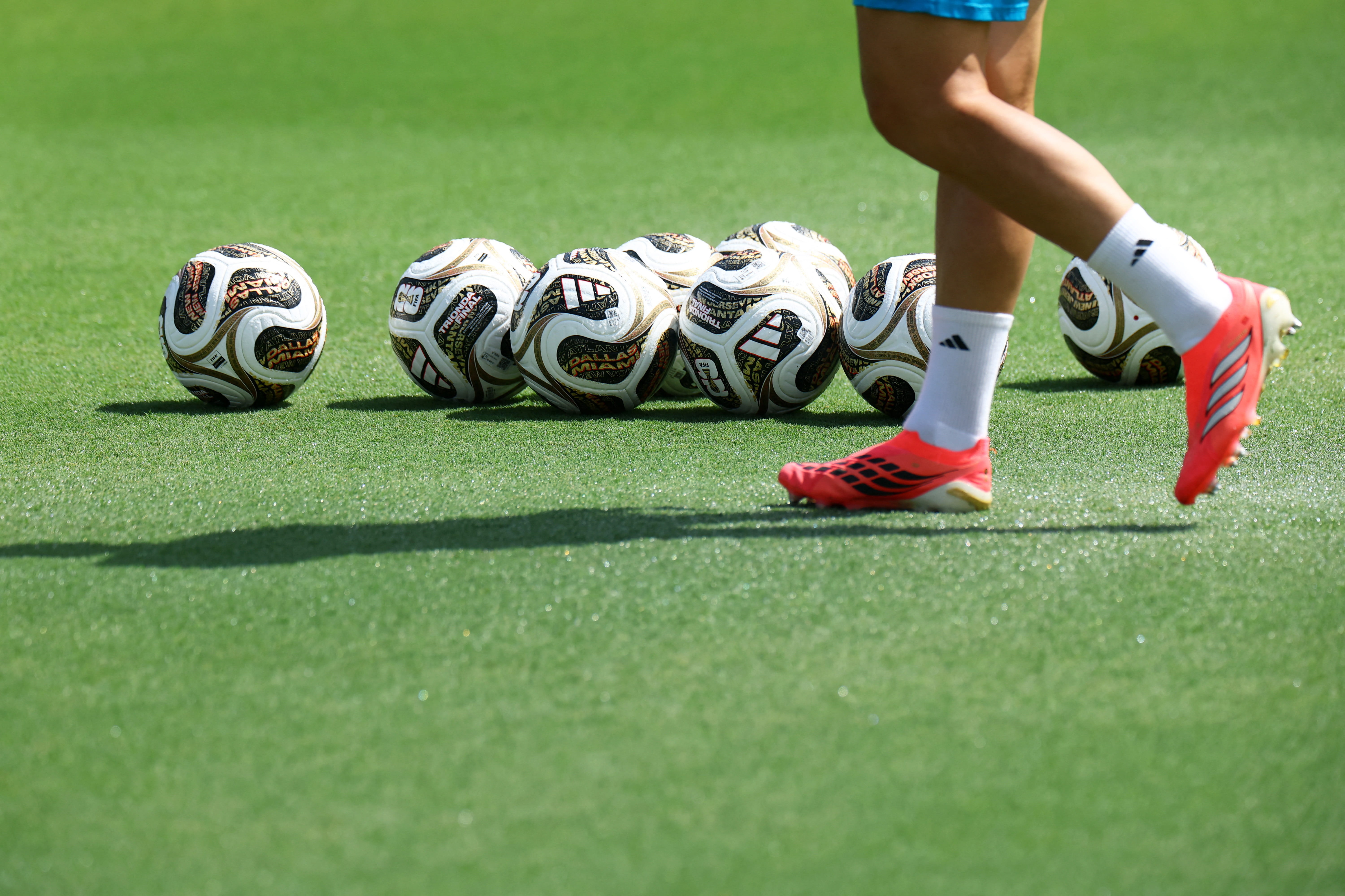 Adidas hưởng lợi kép sau khi 'thắng' Nike tại World Cup
