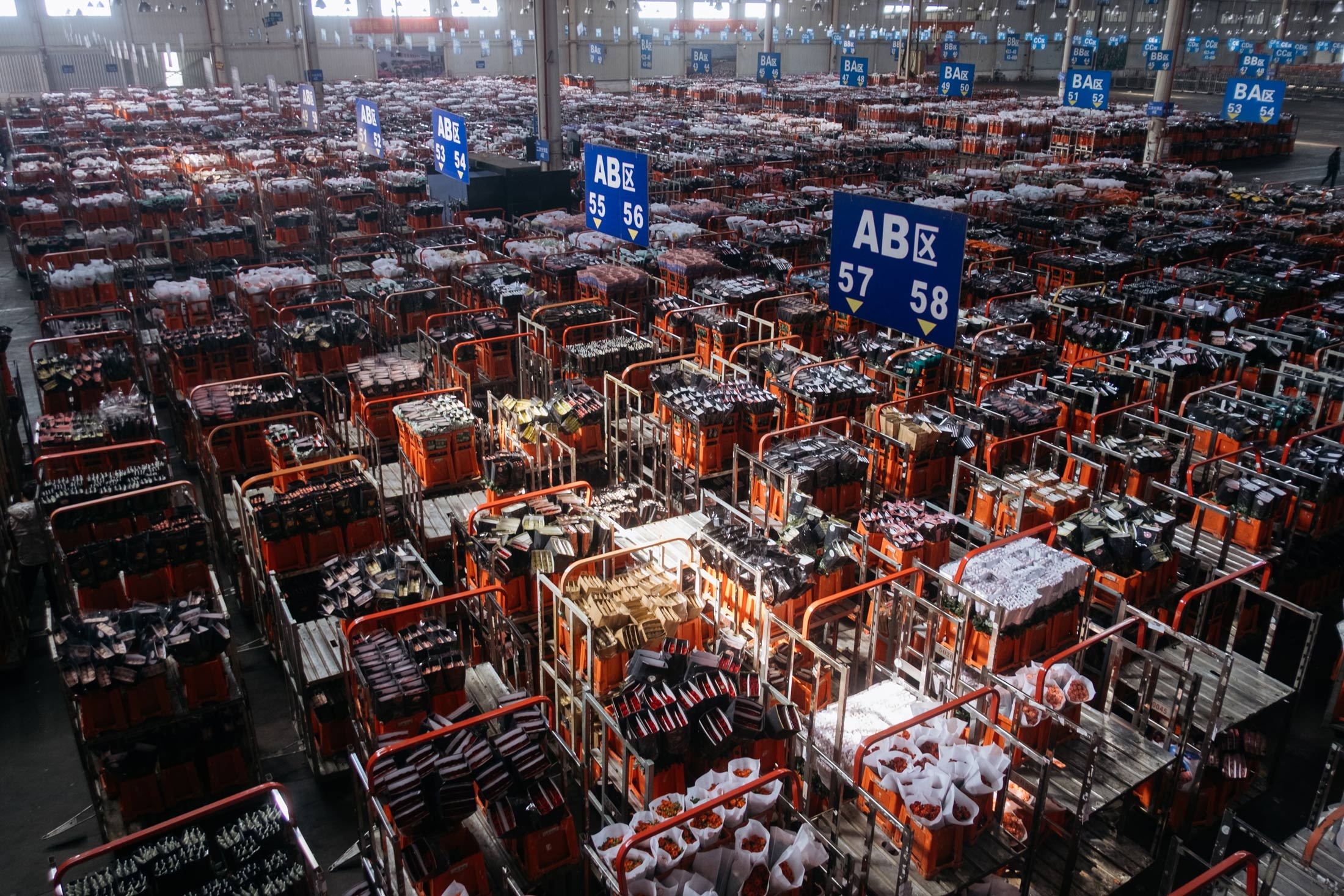 Bó hoa 14 tệ freeship hé lộ sức mạnh logistics của Trung Quốc