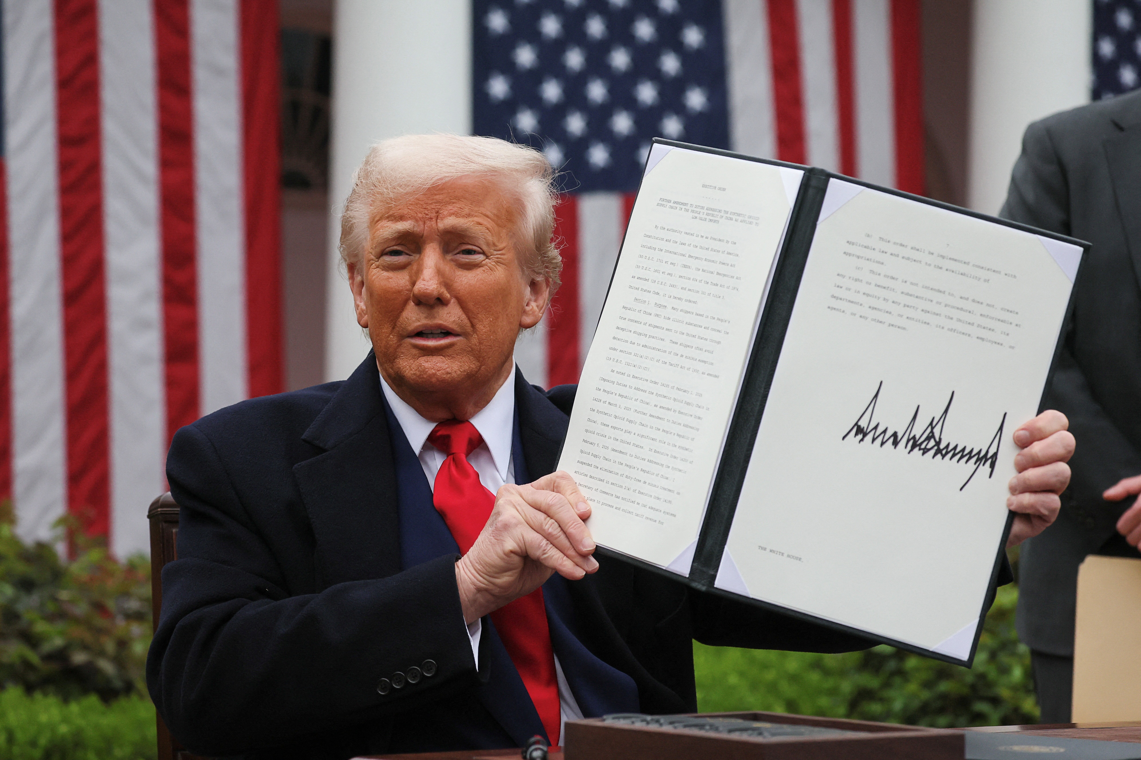 Chính quyền Tổng thống Trump hoàn trả 100 tỷ USD thuế quan