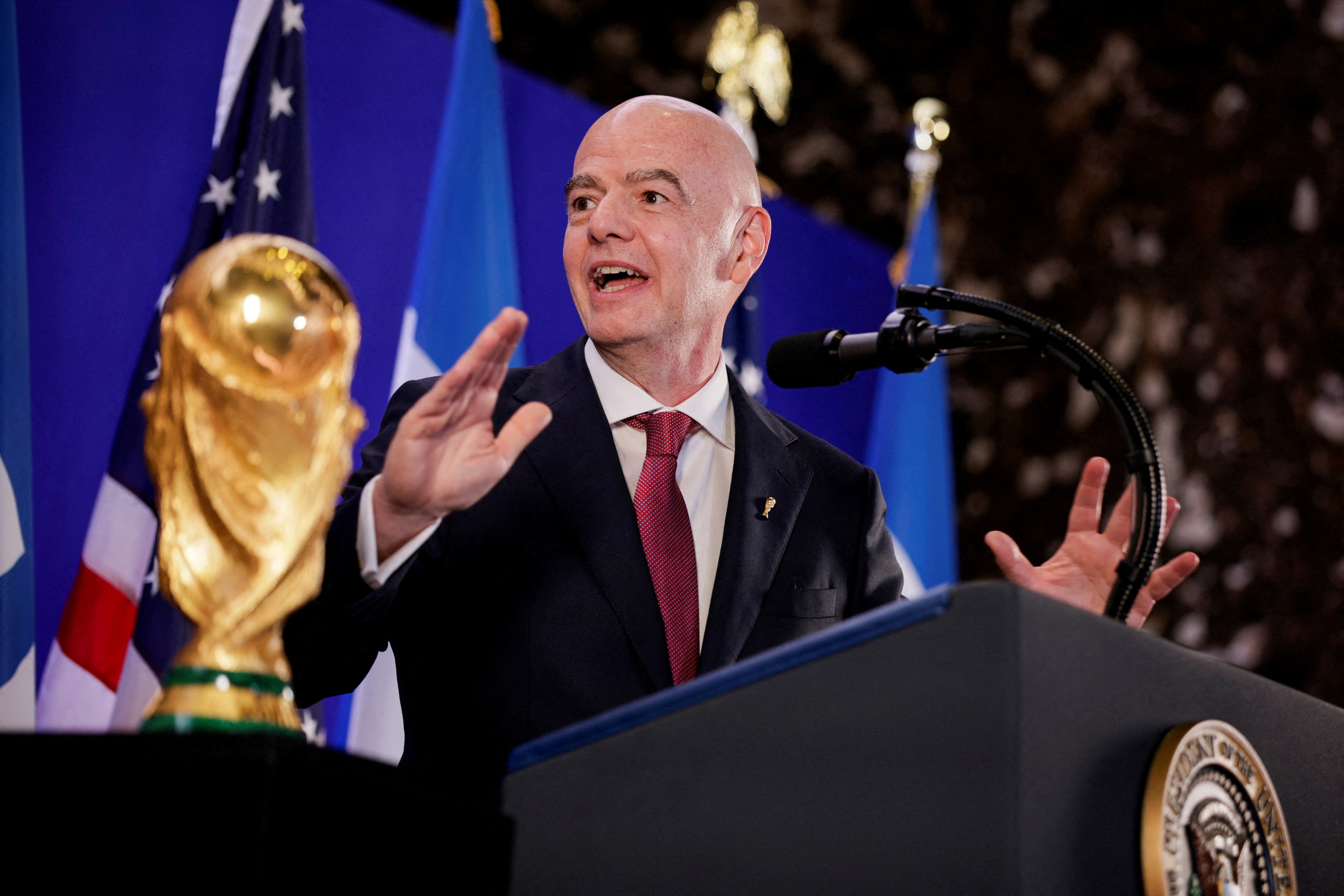 Đối thủ của ông Infantino tính đường đi mới cho bóng đá thế giới