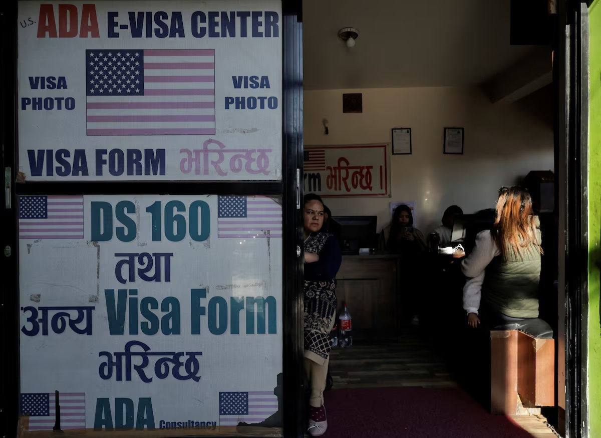 Mỹ dừng phỏng vấn visa, nhiều người lo giấy tờ hết hạn, chi phí tăng