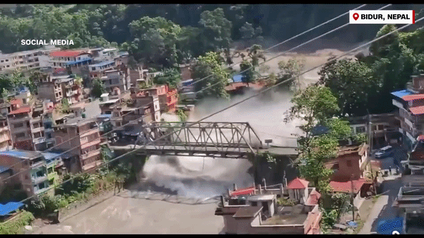 Nguy cơ thảm họa kép ở biên giới Trung - Nepal, hơn 392 người chết