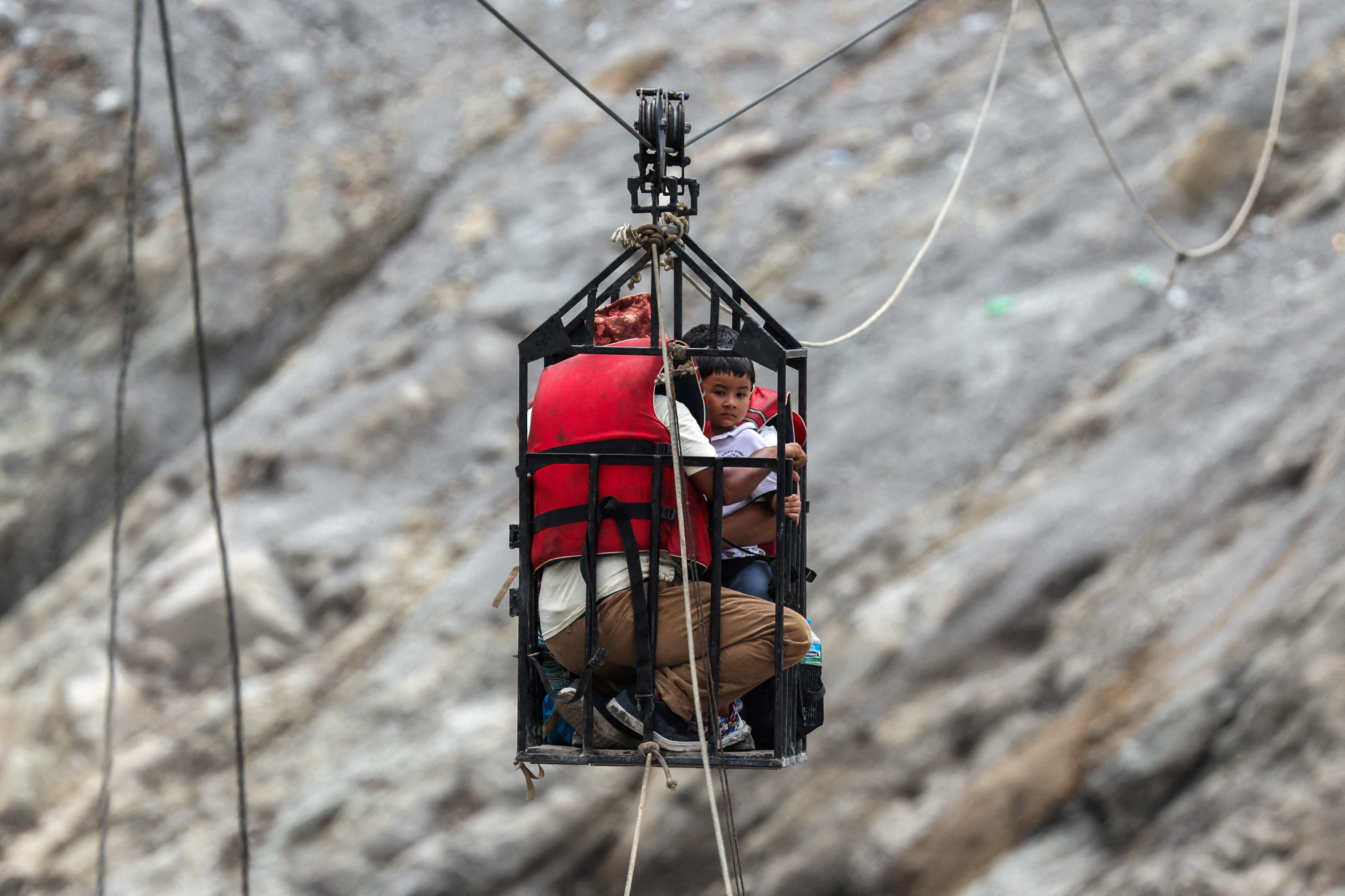Vượt sông bằng dây cáp sau trận lũ quét ở Nepal