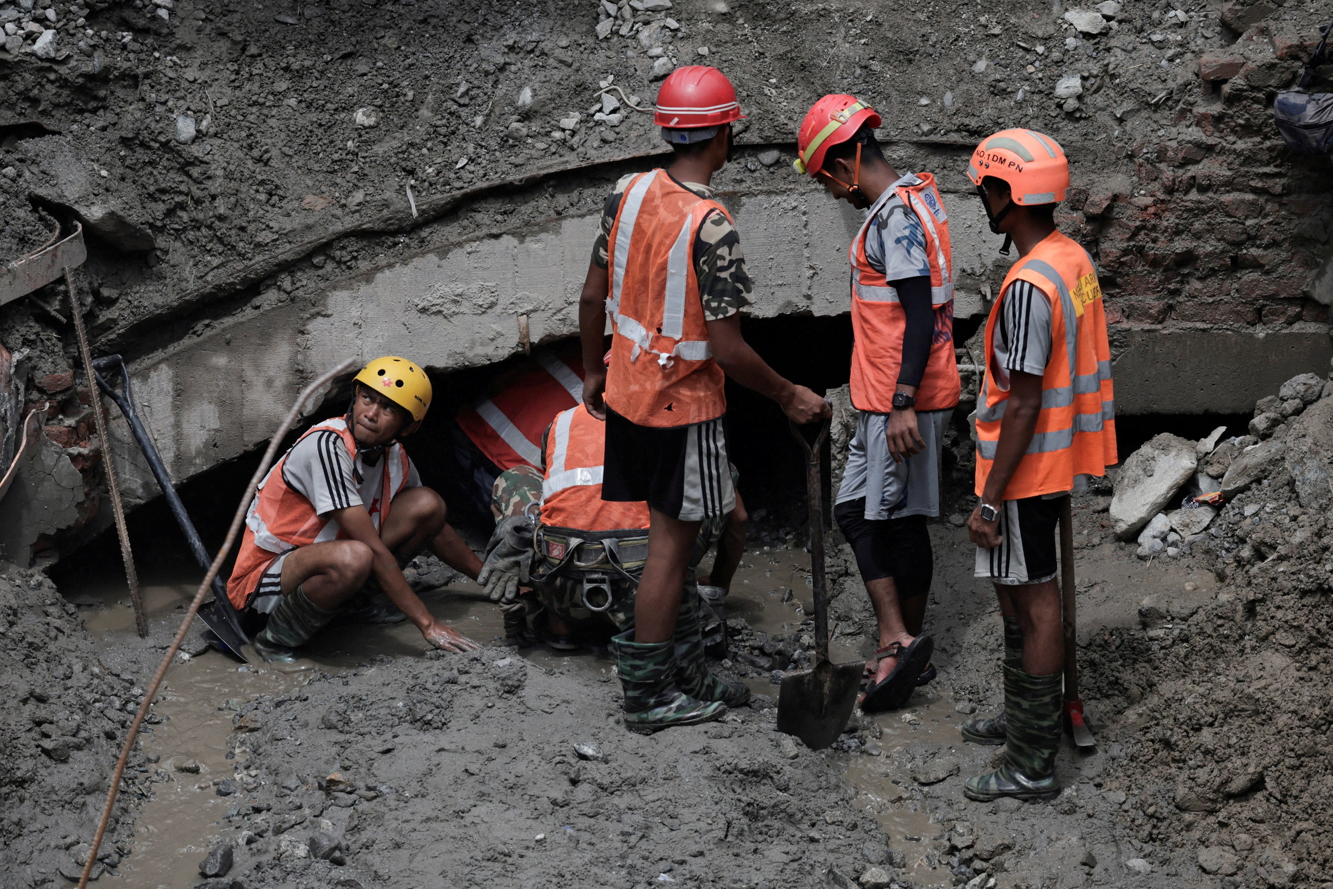 Khoảnh khắc giải cứu người mắc kẹt 9 ngày trong nhà máy thủy điện Nepal