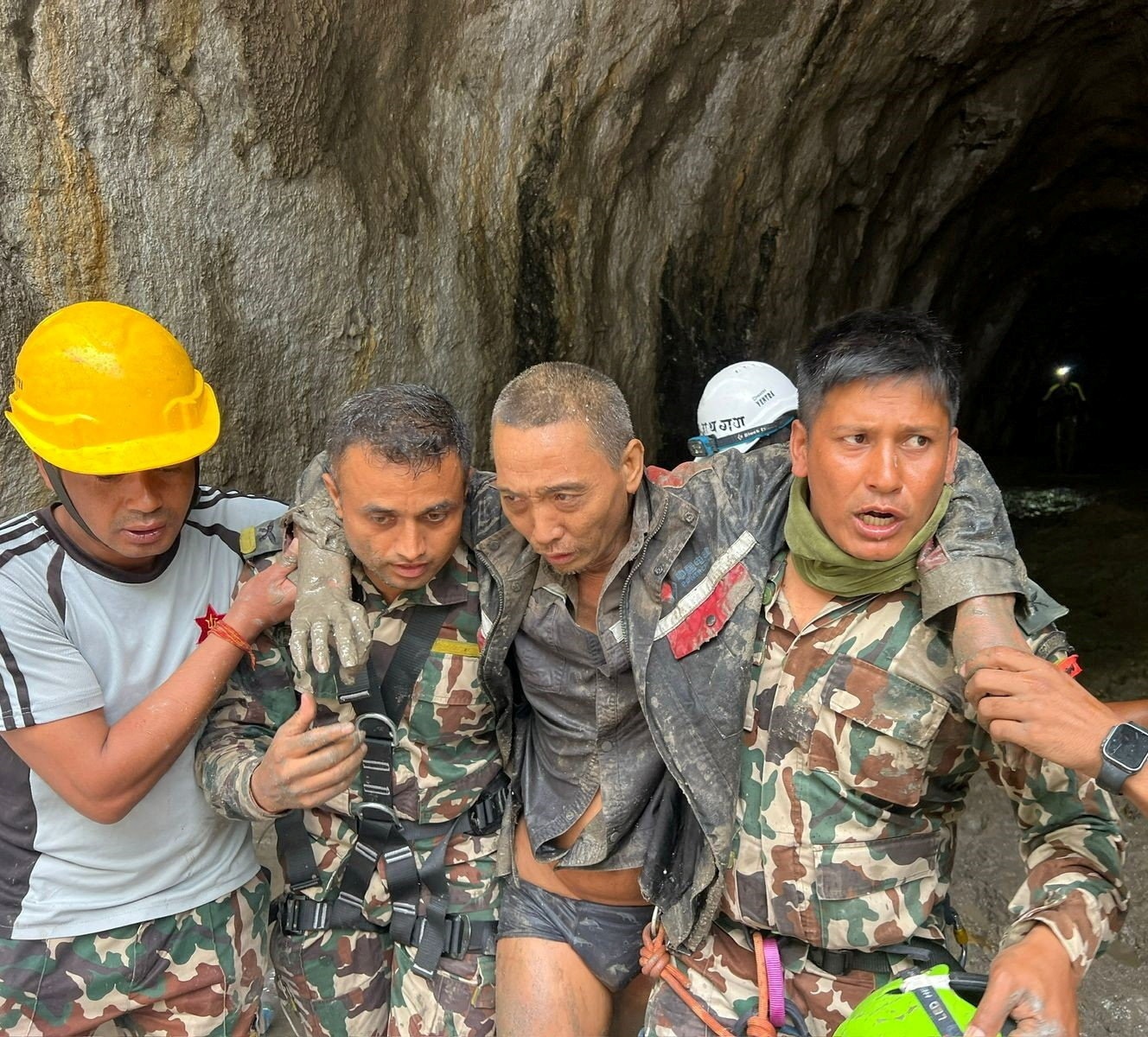 10 ngày sau thảm họa, Nepal tìm thấy thêm người sống sót