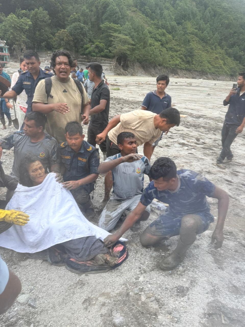 Người phụ nữ 60 tuổi sống sót kỳ diệu sau trận lũ tại Nepal