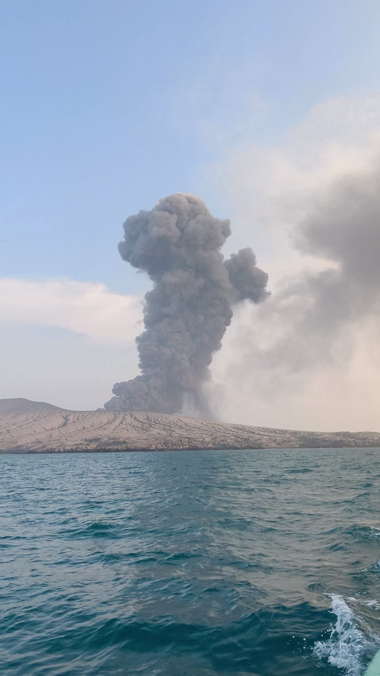 Anak Krakatau phun trào, tro núi lửa lan rộng