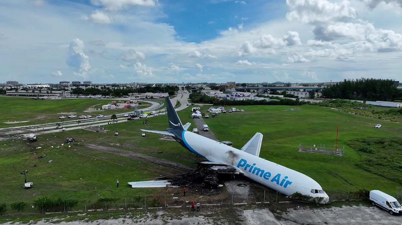 m&aacute;y bay Amazon ảnh 1