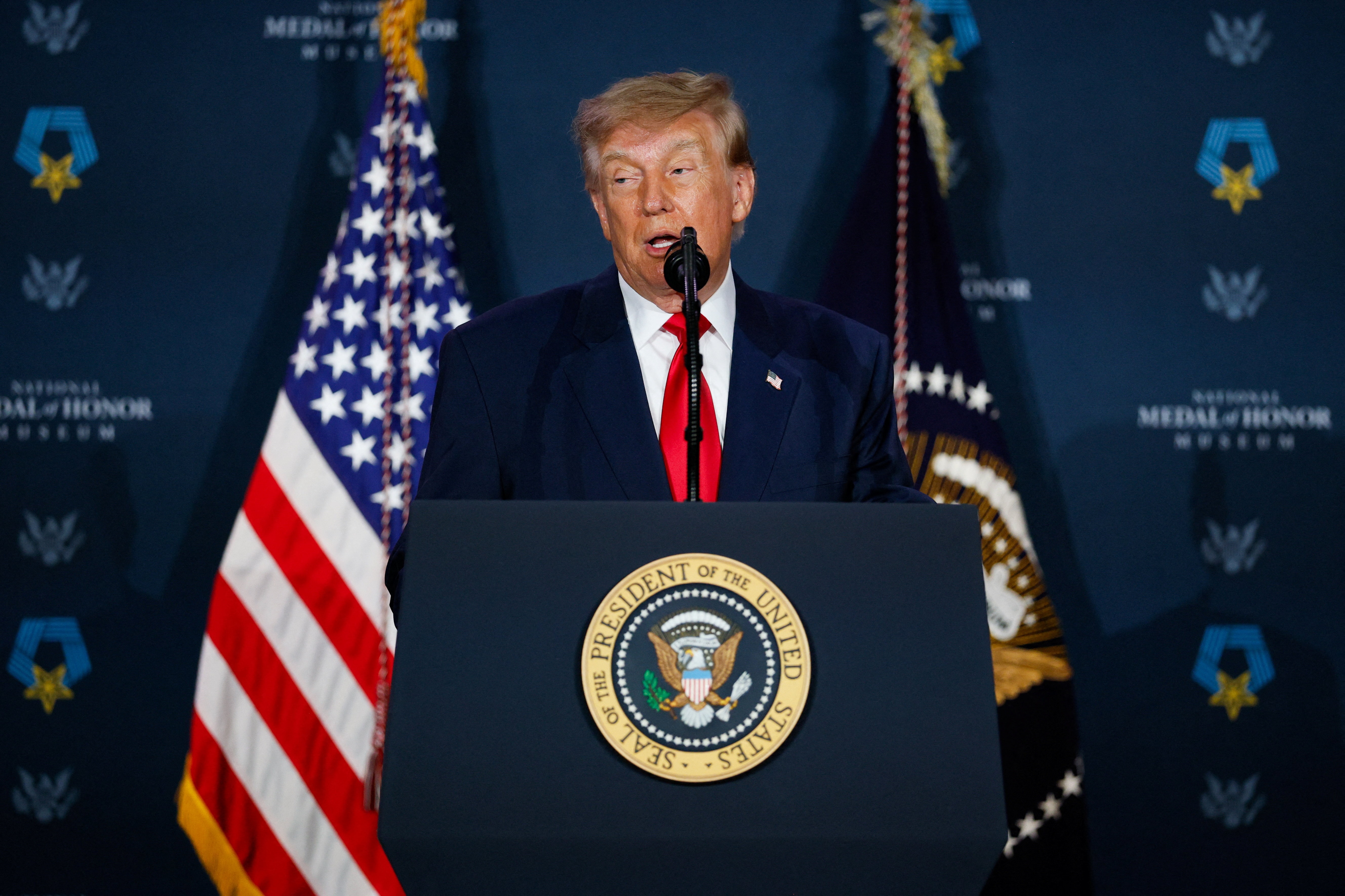 Ông Trump muốn chia 'cổ tức' 5.000 USD cho người Mỹ