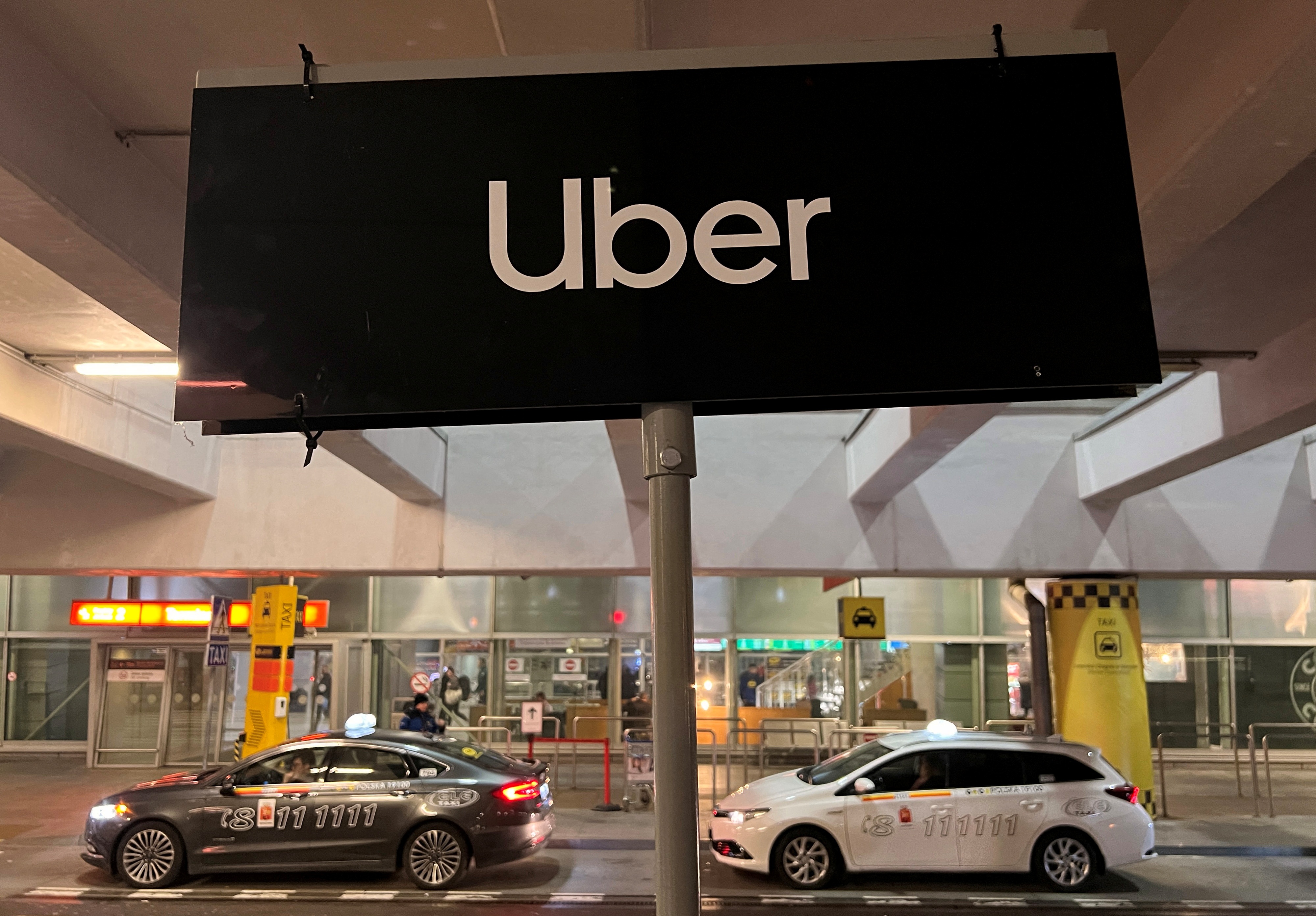 Uber cắt 3.300 nhân sự, khách có thể được đi xe rẻ hơn?
