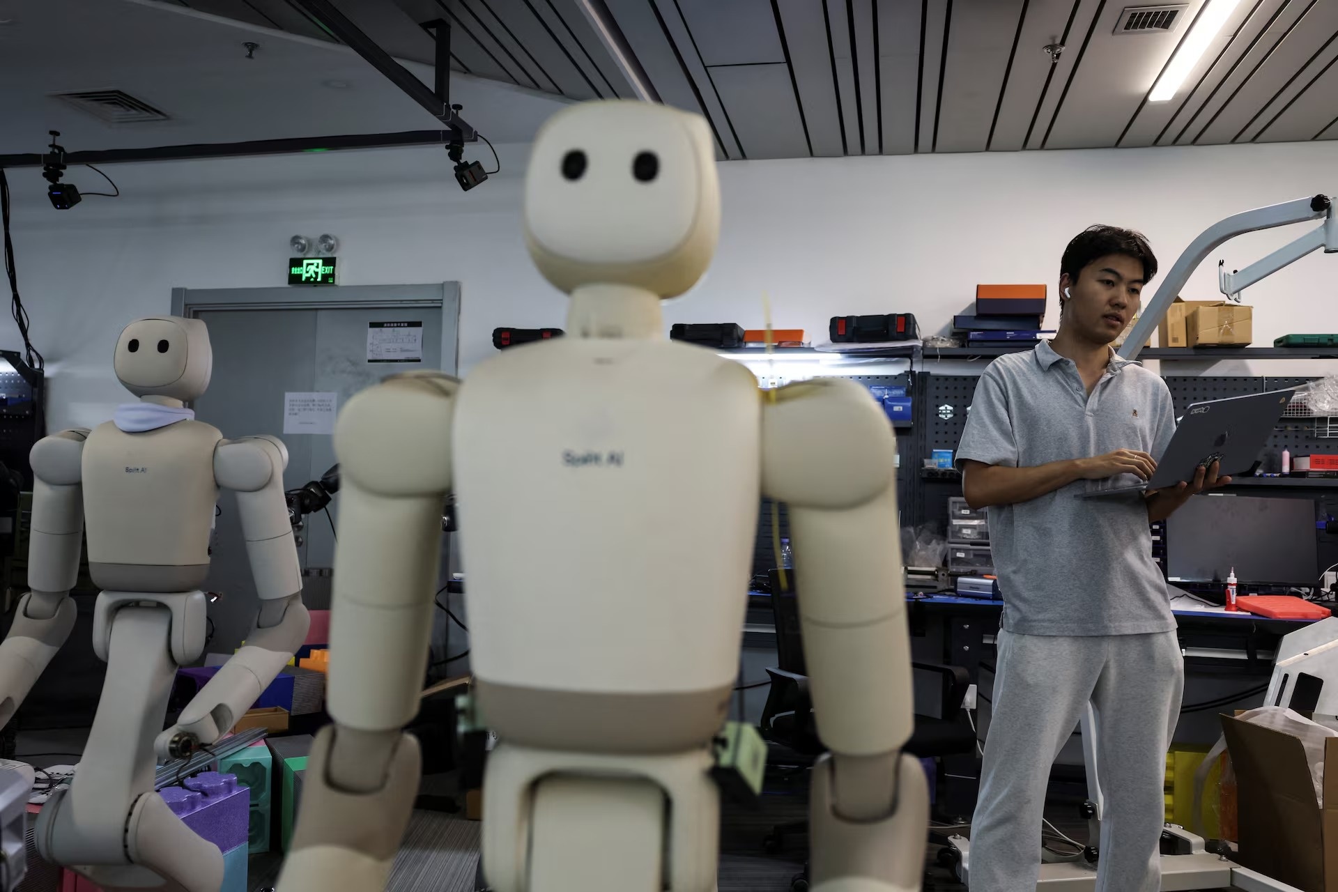 robot h&igrave;nh người ảnh 2