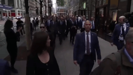 Ông Macron đi bộ đến Trump Tower giữa tuần lễ Liên Hợp Quốc