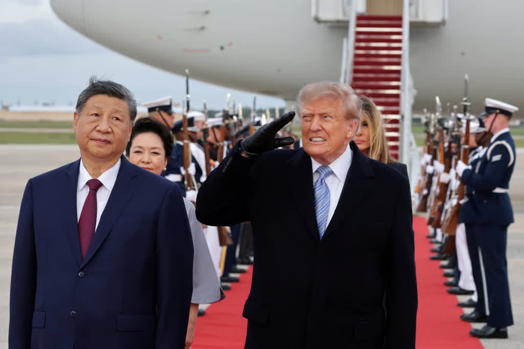 Phản ứng trái ngược của ông Trump và ông Tập khi B-1 bay qua