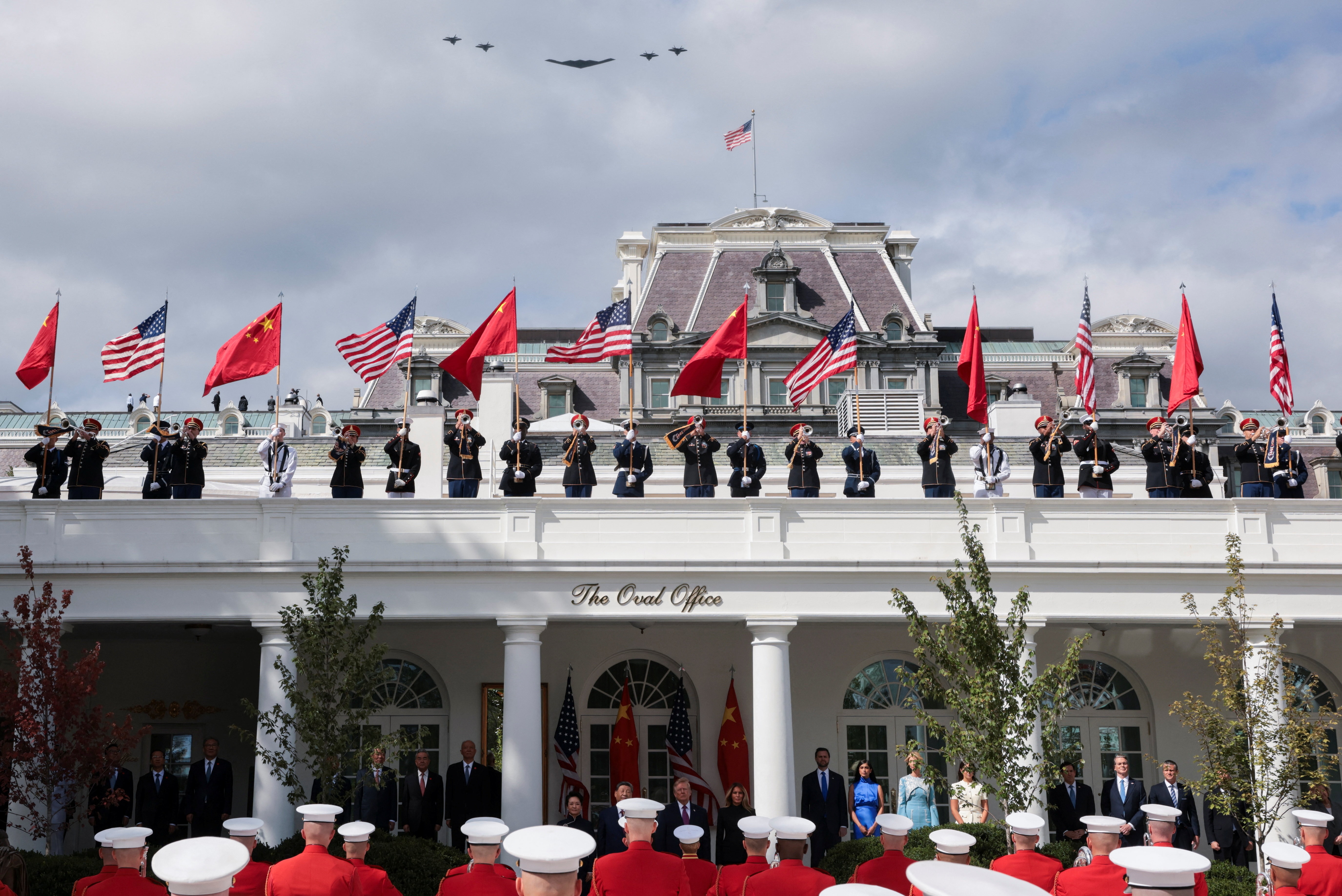B-2 cùng 4 tiêm kích F-22 bay qua Nhà Trắng trong lễ đón ông Tập