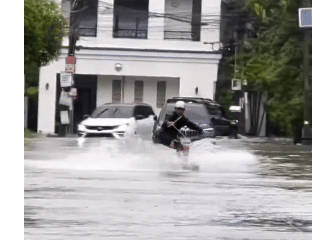 Người dân Bangkok chèo thuyền, lướt ván giữa đường phố ngập