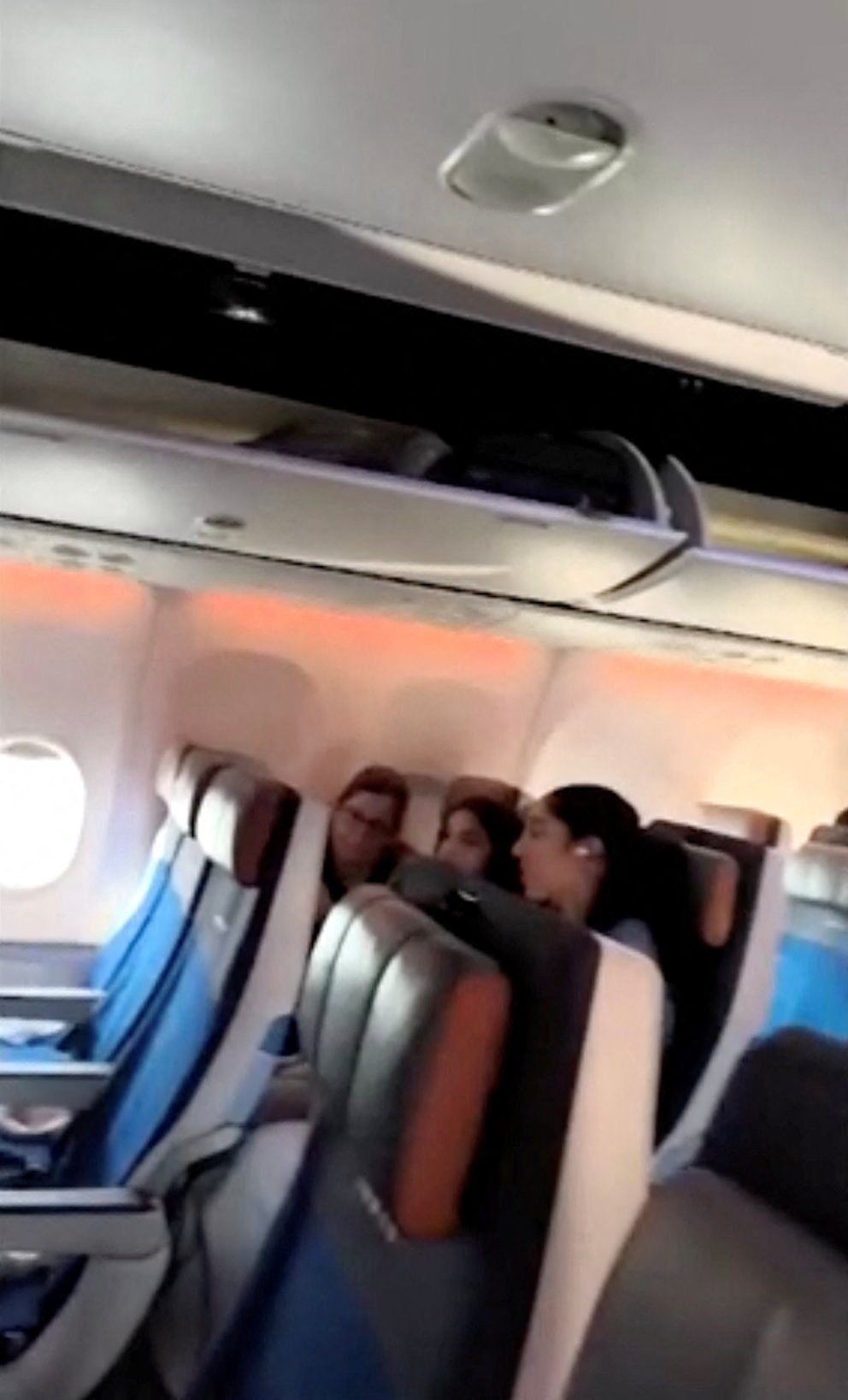 Phút hỗn loạn khi hành khách khống chế cơ phó Flydubai