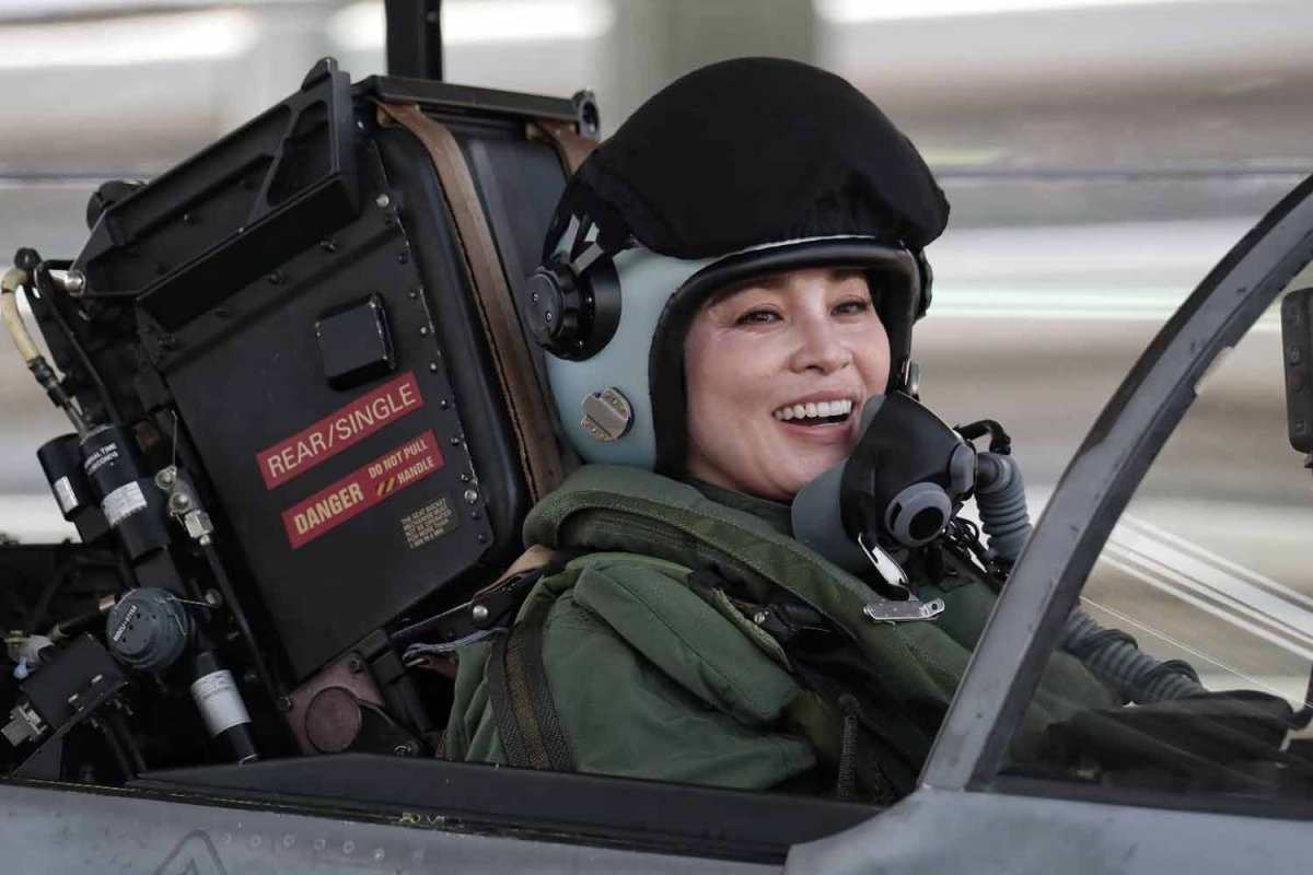 Nhà vua Thái Lan theo dõi Hoàng hậu lái tiêm kích Gripen