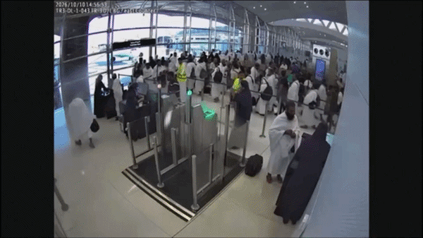 Khoảnh khắc nhà ga của sân bay Saudi Arabia bị tập kích