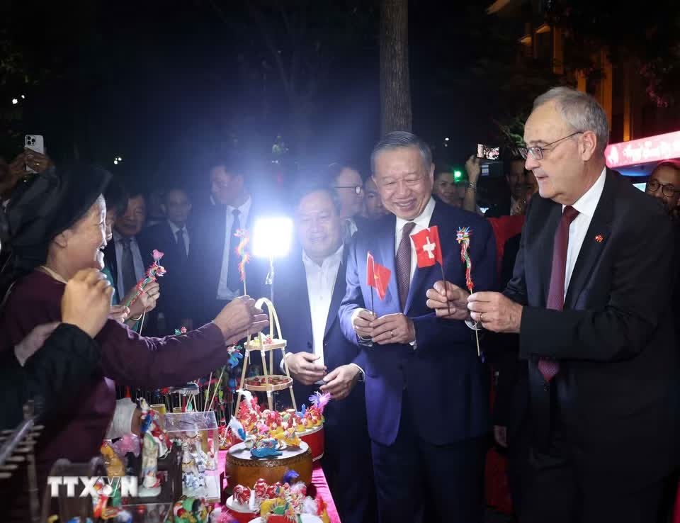 Tổng Bí thư, Chủ tịch nước và Phu nhân cùng Tổng thống Thụy Sĩ và Phu nhân dạo phố đi bộ